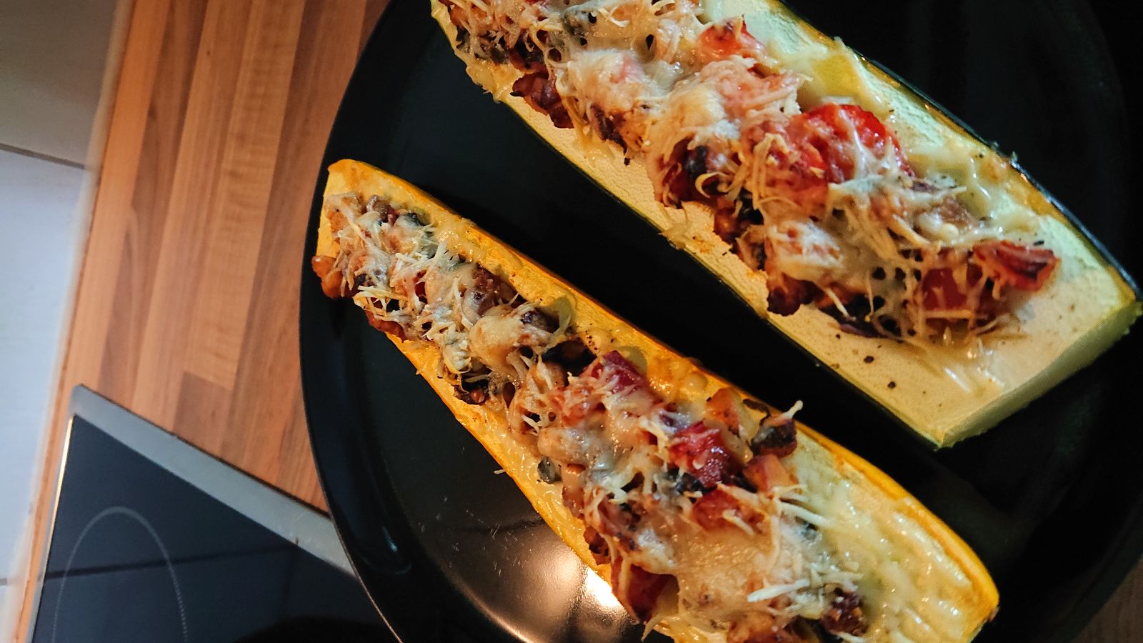 Puten-Zucchini-Schiffchen mit Bärlauch
